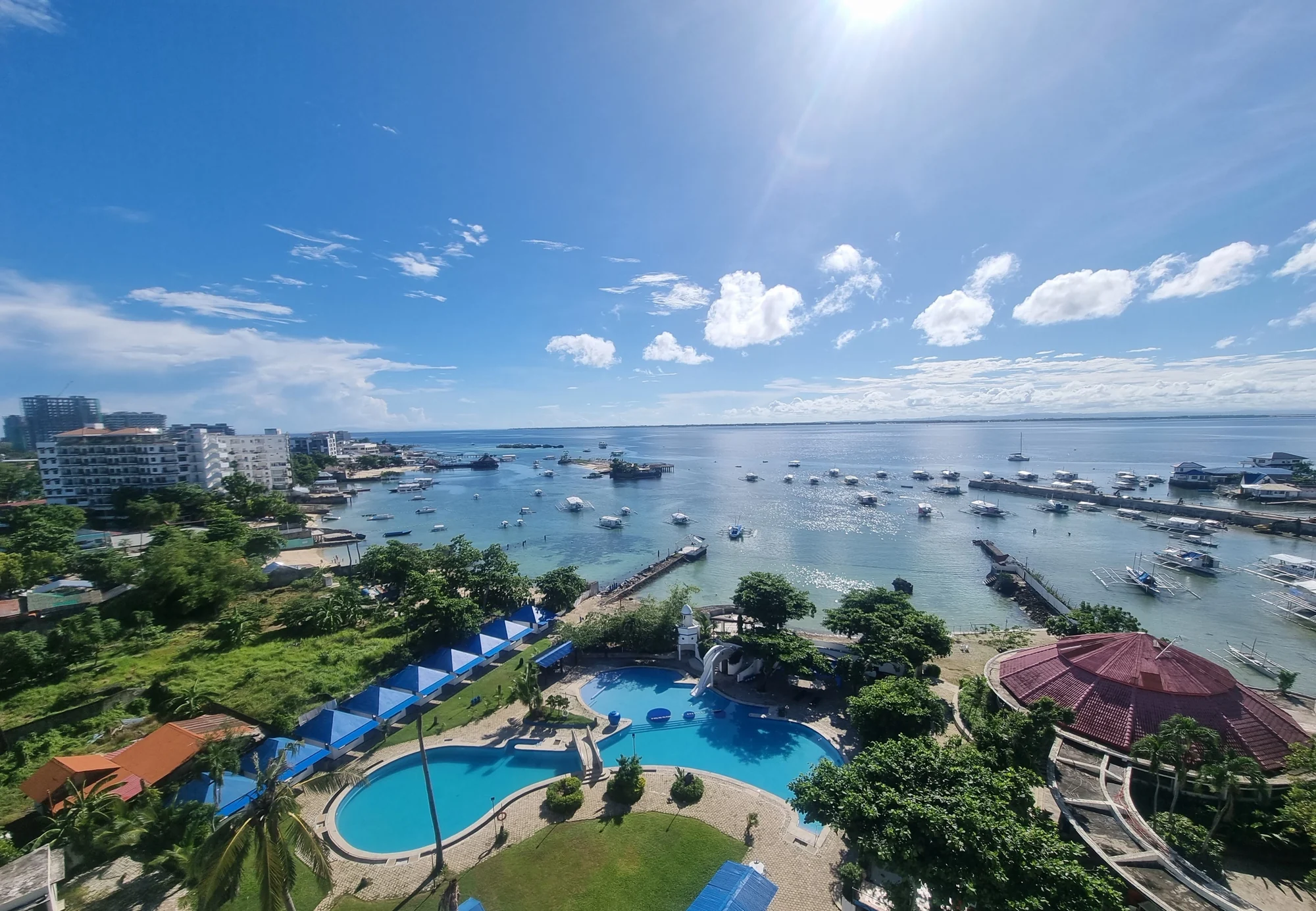 cebu-blue-ocean-academy / 1.jpg / プールと海の眺めの説明・キャプション