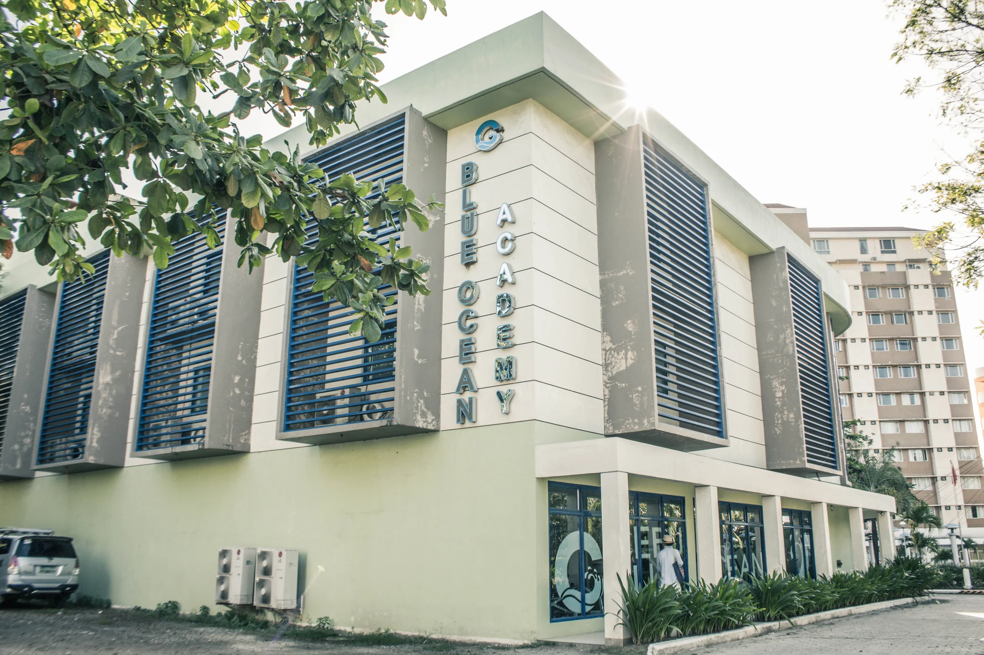 海が目の前に広がるCebu Blue Ocean Academyの外観・エントランス