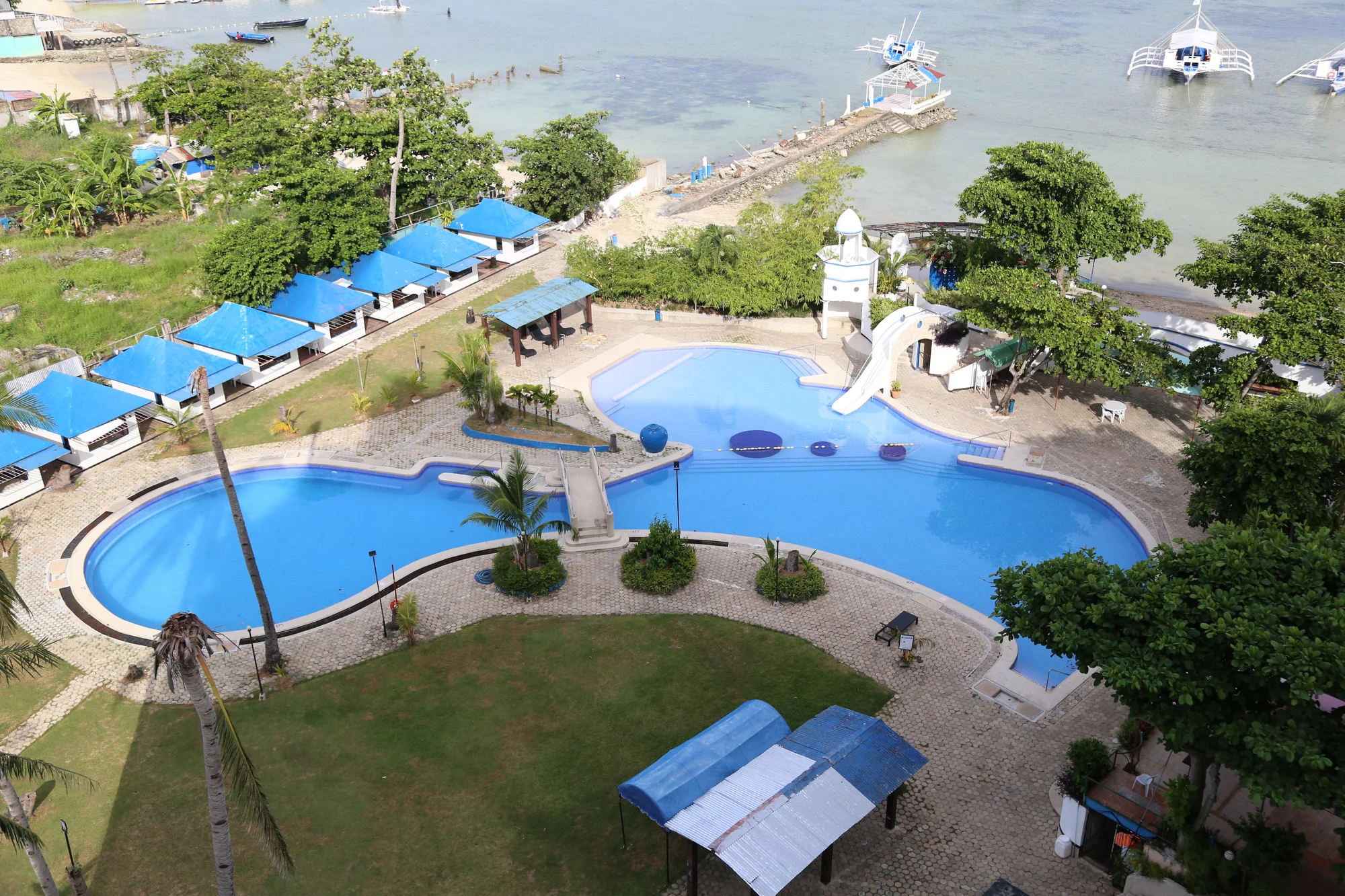 Cebu Blue Ocean Academyのキャンパス外観と海沿いのリゾート環境