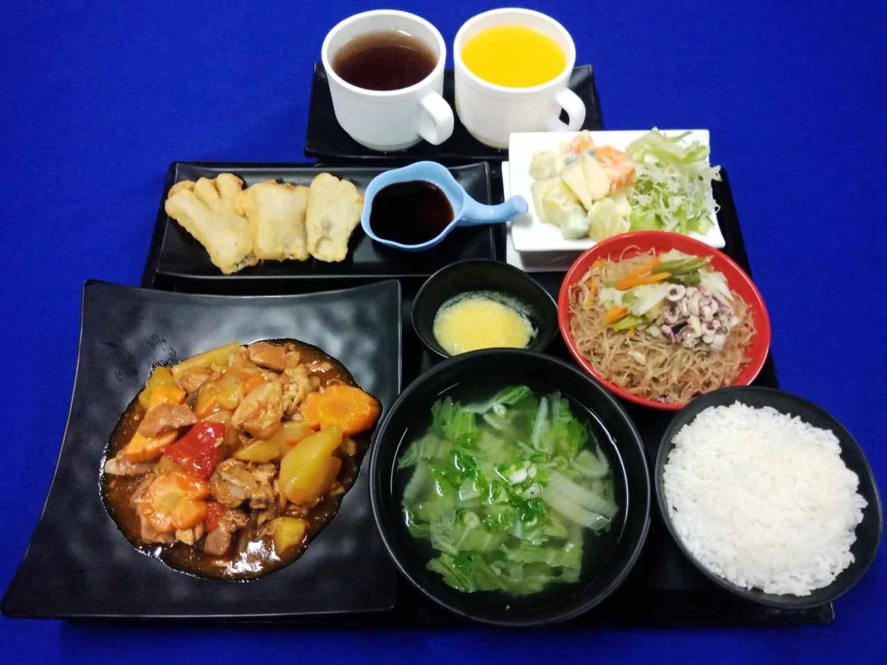 Cebu Blue Ocean Academyのカフェテリアで提供される食事トレー