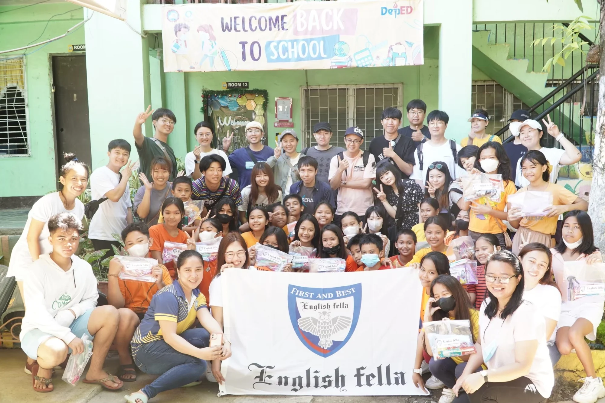 English Fella 2の大型プールと寮棟が見えるキャンパス全景