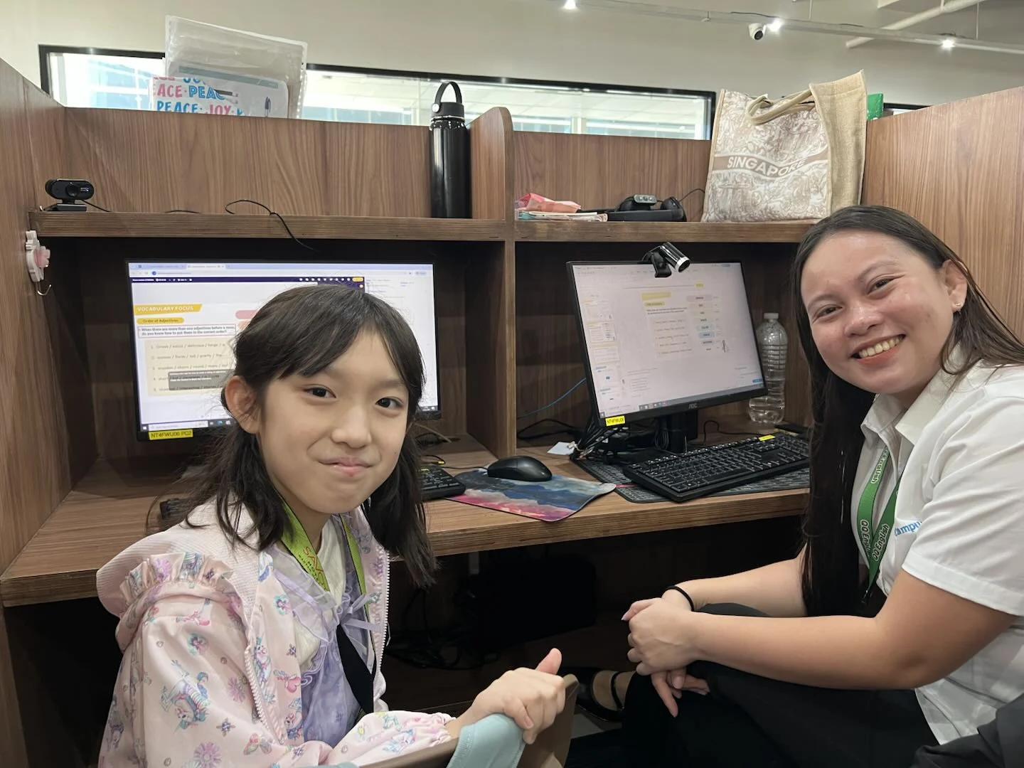 QQEnglishで短期留学を終えた学習者が帰国後もオンラインで英語学習を続けているイメージ